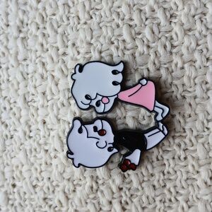NEW Kissing Couple Heart Shaped Enamel Pin Set